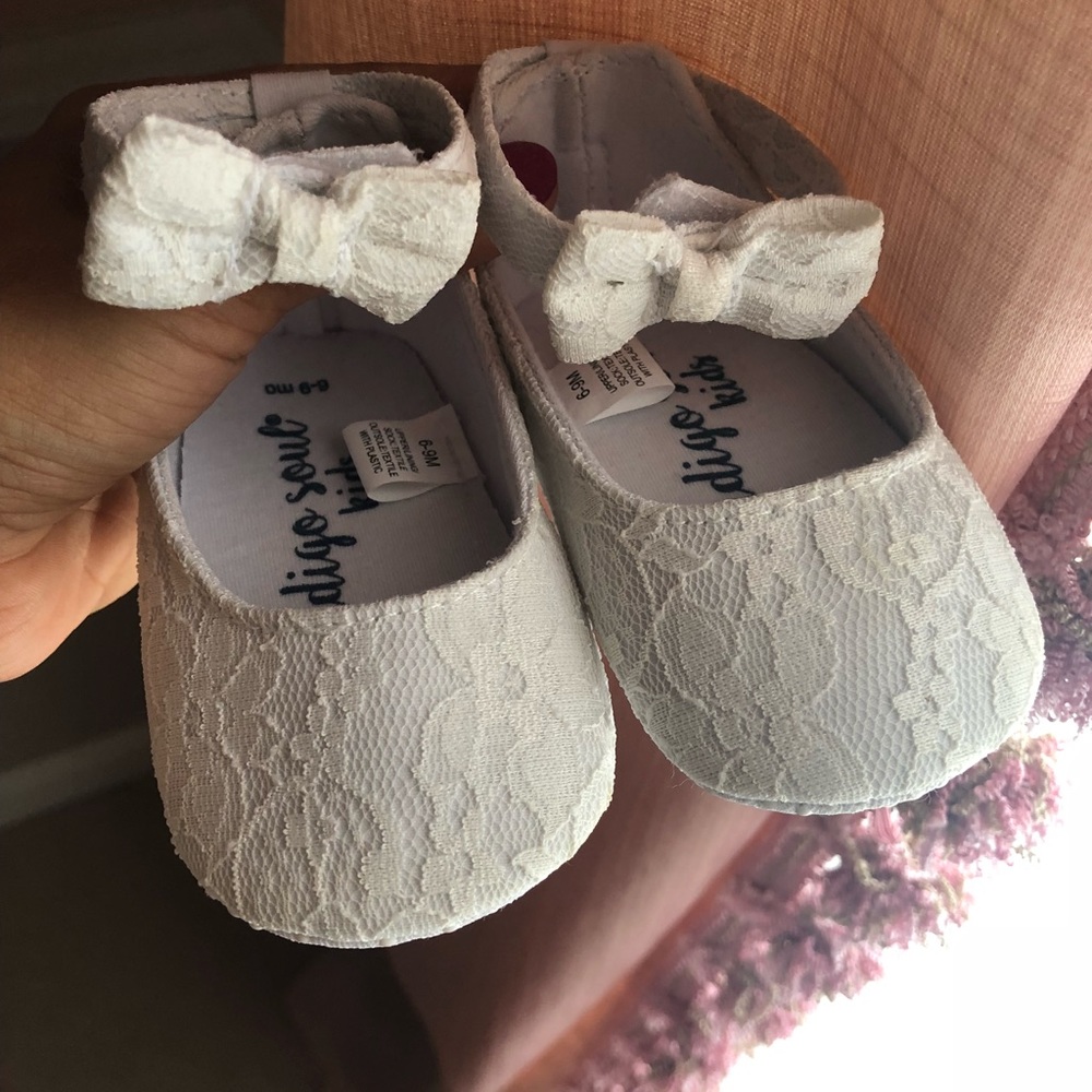 Baby girl white lace crib shoes, 6-9 months